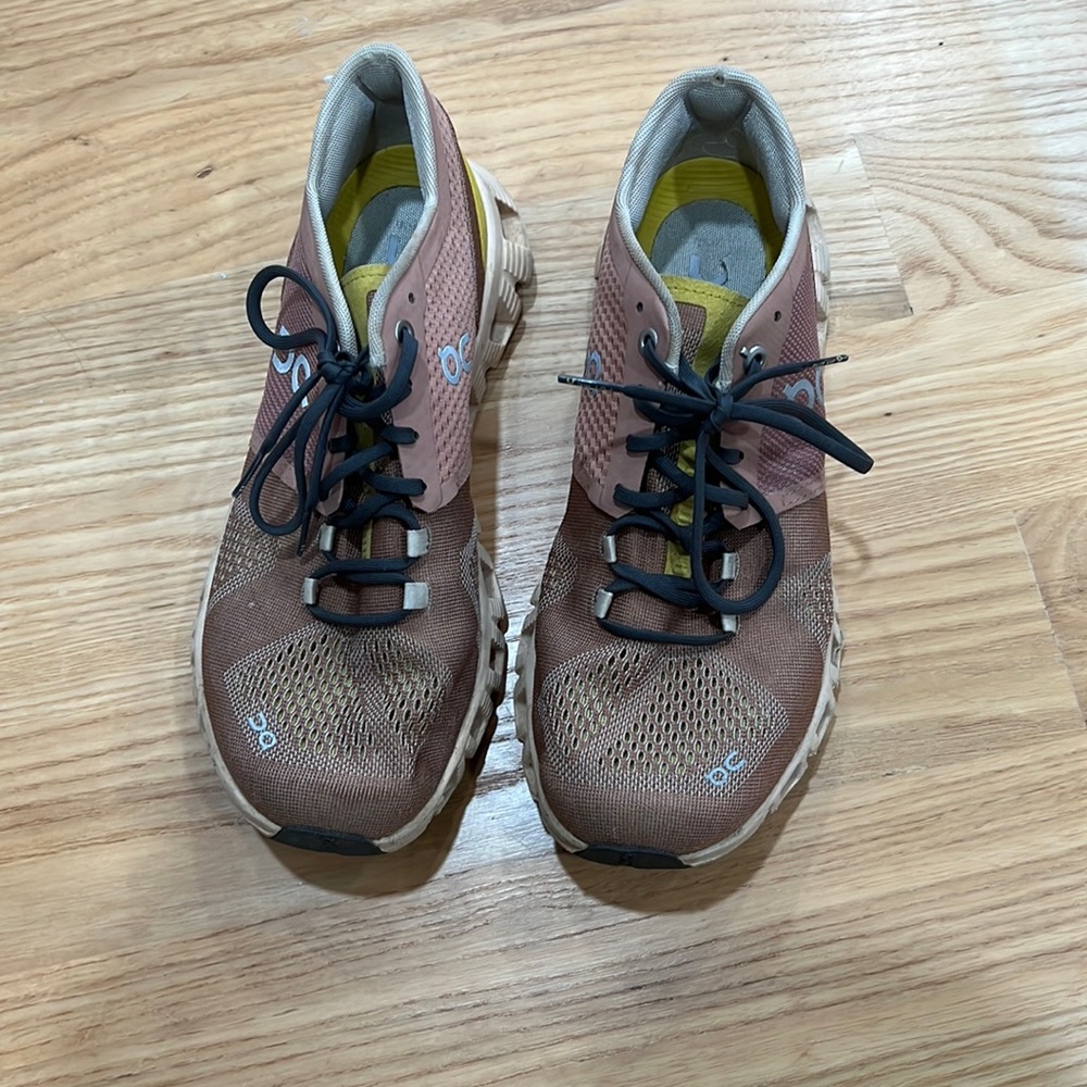On cloud running shoes size 8